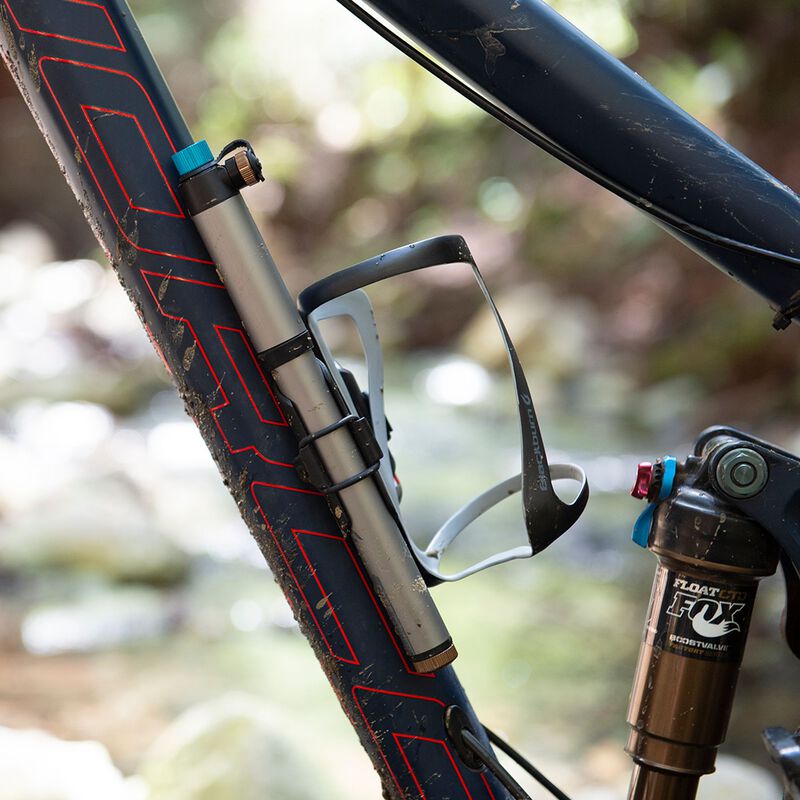 Clutch Carbon Side-Entry Bottle Cage