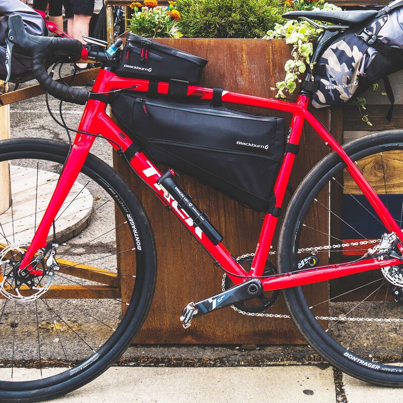 Step vertical finished Outpost Frame Bag Large | Blackburn